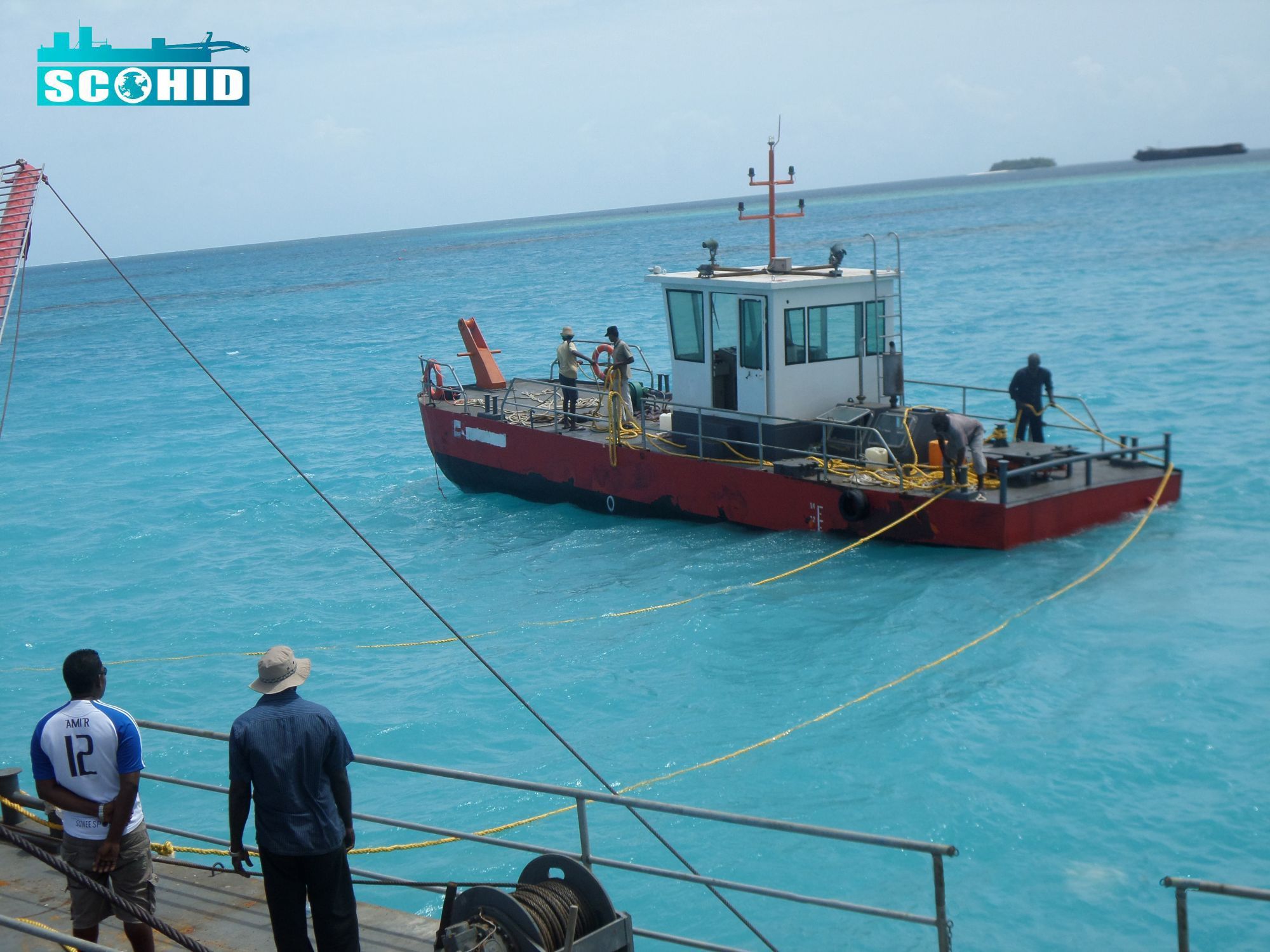 Rebocador/barco de trabalho são essenciais para operações de dragagem