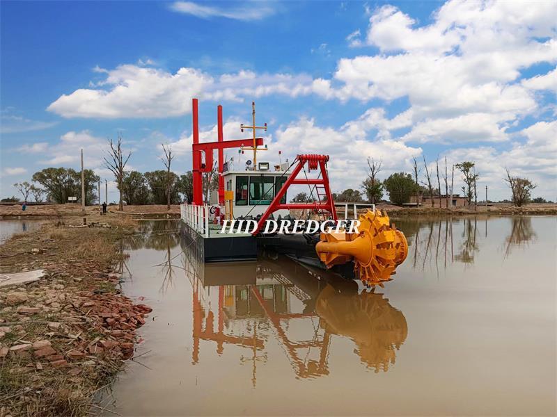 Draga de roda de caçamba usada para dragagem de areia e lama de rios.